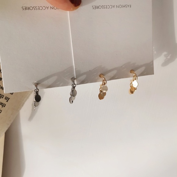 đź’™Minimalist circle charms Hoops Huggie Earrings - Picture 7 of 12